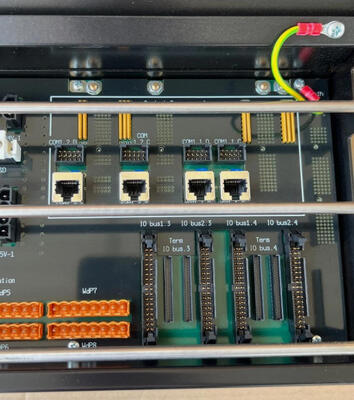 Chasis Honeywell FS-CPCHAS-0001 para procesador de control con redundancia de controlador 1:1 y bus de seguridad de alta velocidad