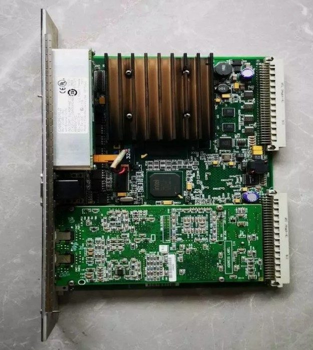 IC698CPE010 Unidad central de procesamiento de GE CPU se comunica con I / O y módulos de opción inteligente 300MHz Celeron Microprocesador
