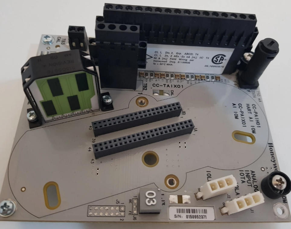 Honeywell CC-TAIM01 Módulo de entrada analógica de bajo nivel con 64 entradas totalmente aisladas para termopares y termorresistores (-40 °C a +70 °C)
